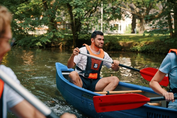 drei Personen eine Vordergrund