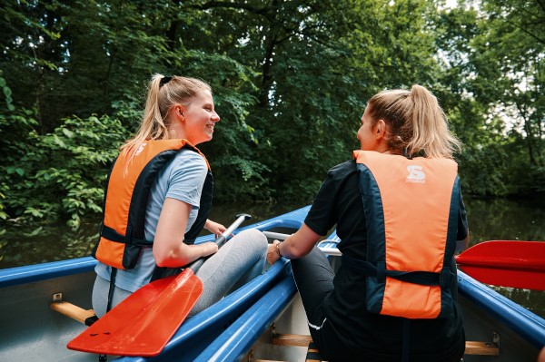 Kanuverleih Allerhorn zwei Personen Rücken zwei Boote